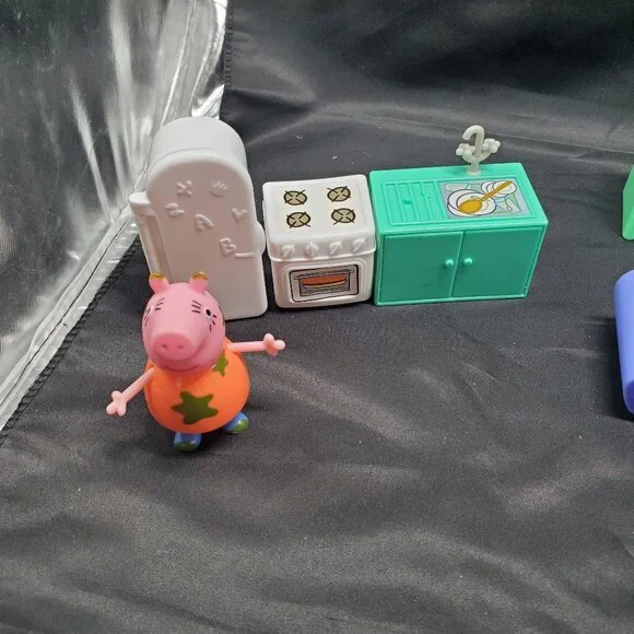 Peppa Pig Family and Friends with Furniture-Lot of 26 pieces - Picture 2 of 8